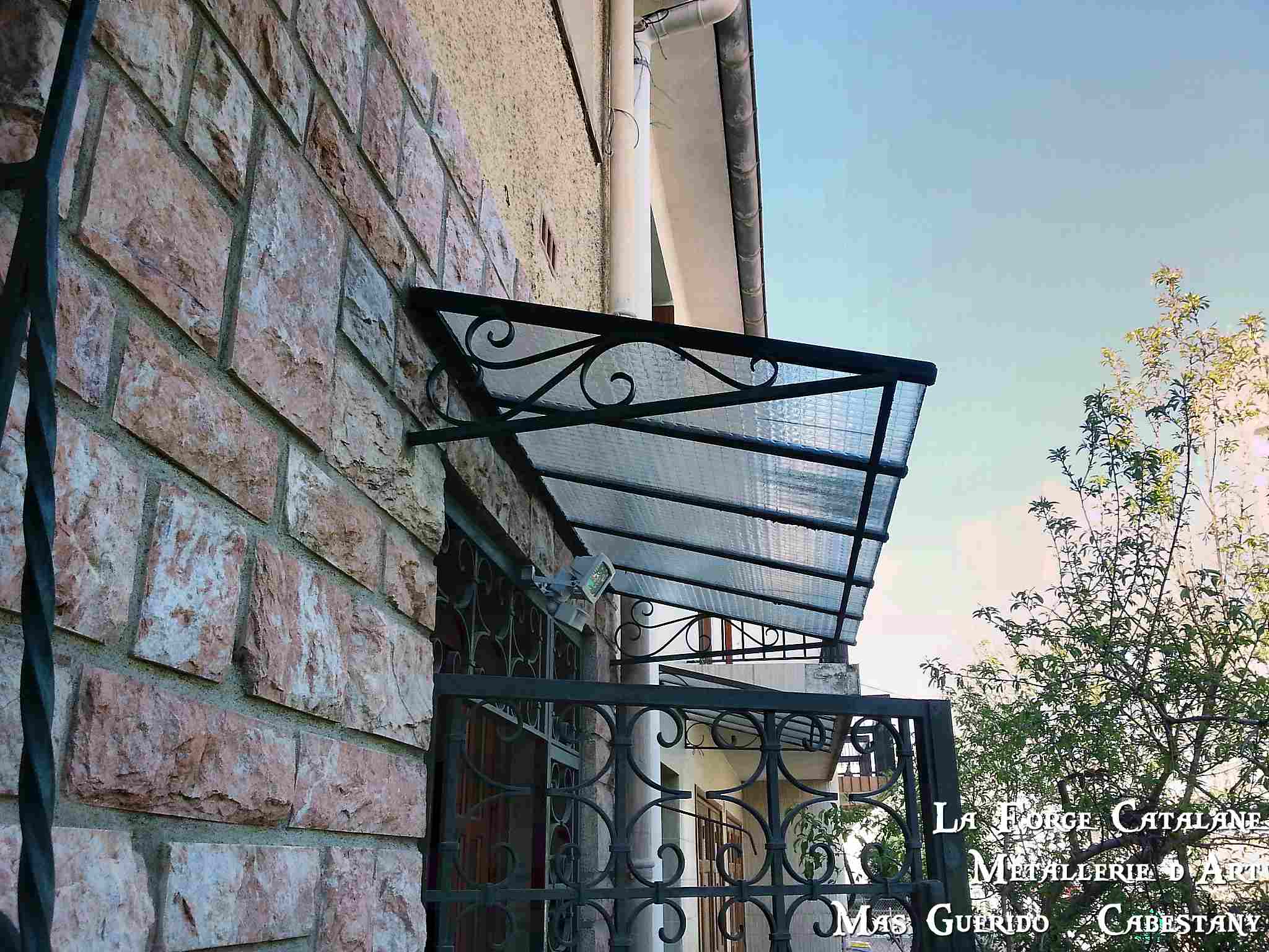 marquise vitrage fil de fer volutes forge catalane.jpg